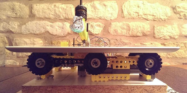 Лего-робот играет в Jurassic Park Builder - и это не шутка