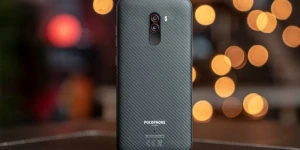 Самый доступный флагман Xiaomi Pocophone F1 начнет продаваться 30 августа, в России по 23 999 рублей
