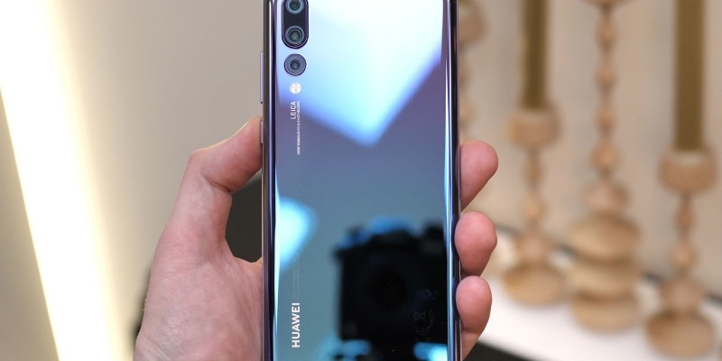 В сеть попали качественные рендеры Huawei Nova 3S (Nova 4) с отверстием фронтальной камеры в дисплее