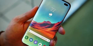 Сравнение лицевой панели Samsung Galaxy S10+ с iPhone X, Huawei Mate 20 и Galaxy Note7