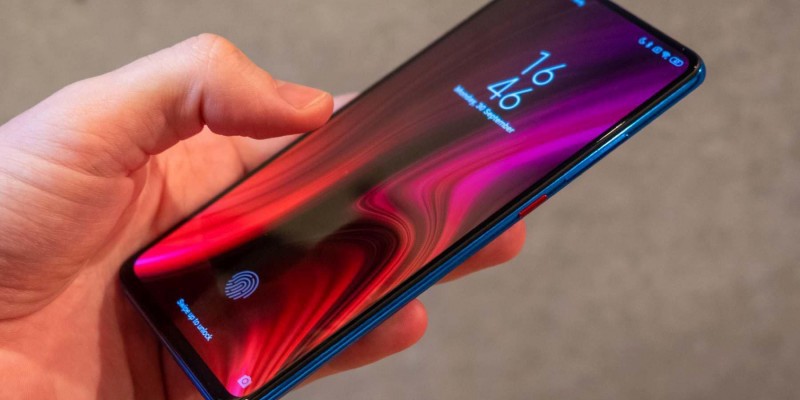 Первые фото Xiaomi Mi 10: фронтальная камера в дисплее и вертикальный блок основной