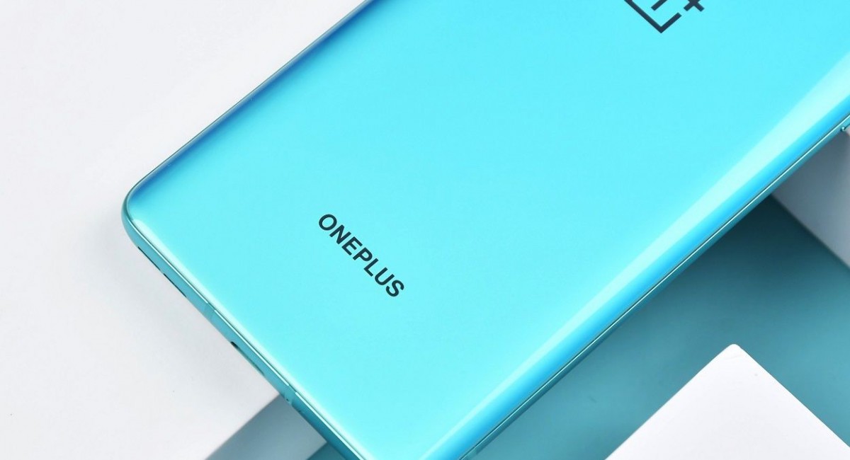 OnePlus поделилась фото предстоящей новинки OnePlus 9R 5G с игровыми триггерами