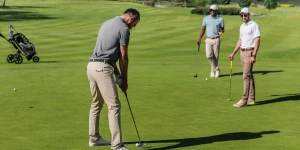 Состоялся релиз Golf Strike на iOS и Андроид: гольф с ботами и сломанная клюшка