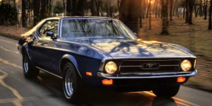 В Racing World есть Ford Mustang 1971 и другие лицензированные тачки