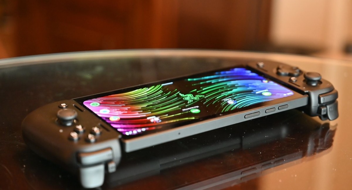Портативную приставку Razer Edge продают в США, это планшет с Razer Kishi V2