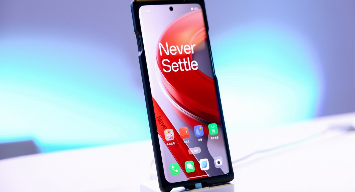 Ранние характеристики экрана OnePlus 12 с живыми фото