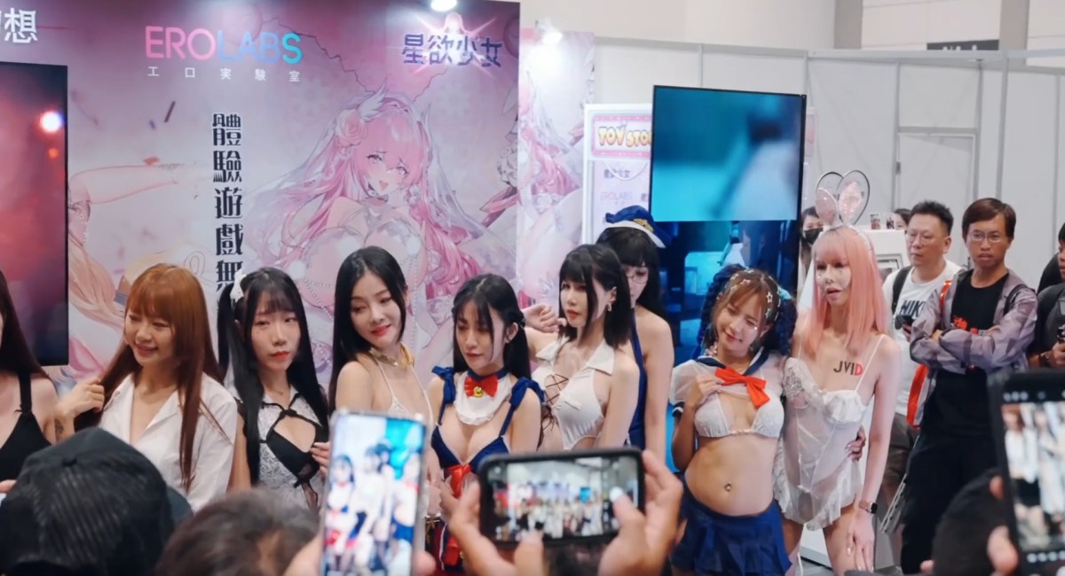 Посетители Taipei Red Expo любуются обнажёнными косплеершами Rise of Eros и покупают их нижнее бельё