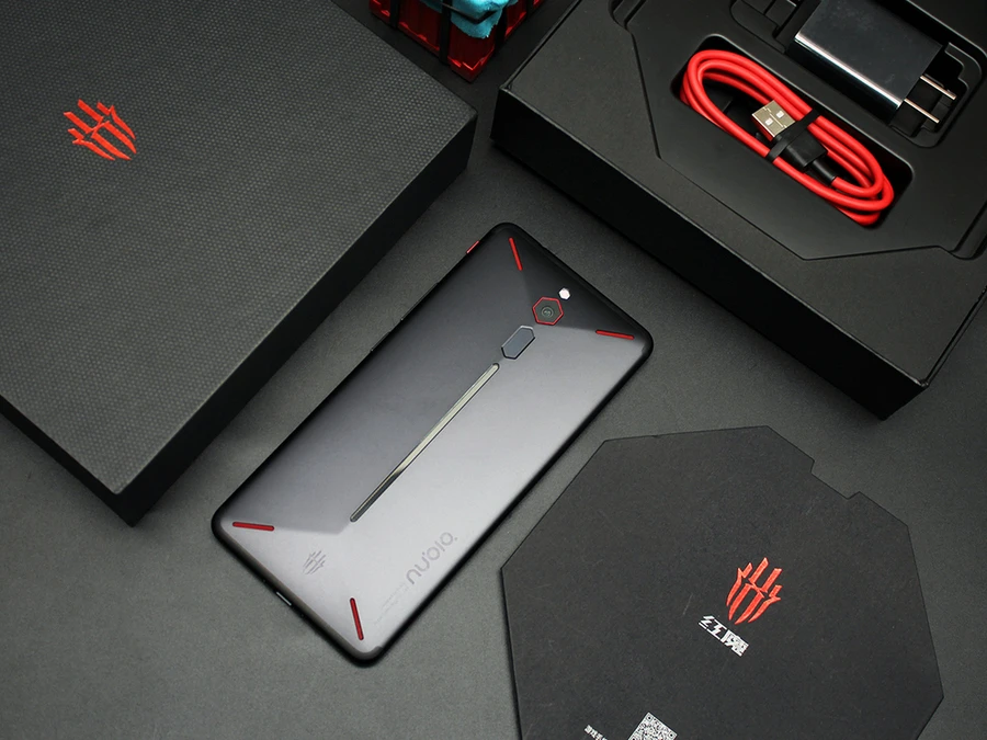 Nubia red magic 9 обзор. Nubia Red Magic аксессуары. Red Magic 5g бок. Игровой смартфон с огромной батареей. ZTE Nubia Box.